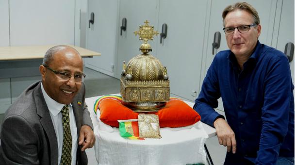 Los representantes de ambos países posando con la corona de oro (AFP).