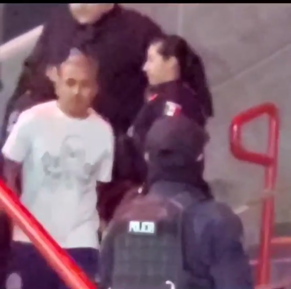 Aficionado que encaró a Miguel Ponce, arrestado durante el Tijuana vs Chivas (Especial)