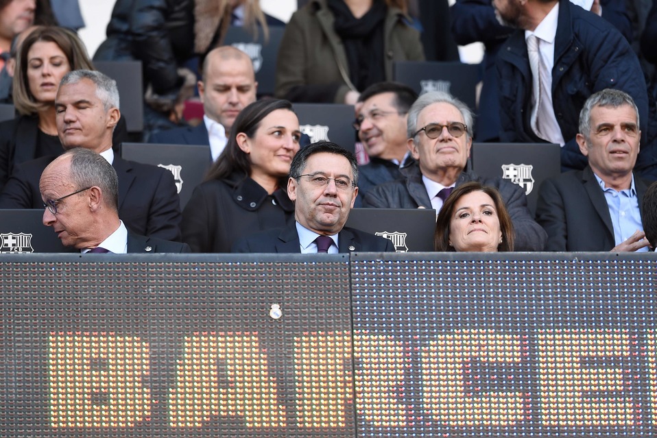 Bartomeu y el escudo del Real Madrid (AFP)