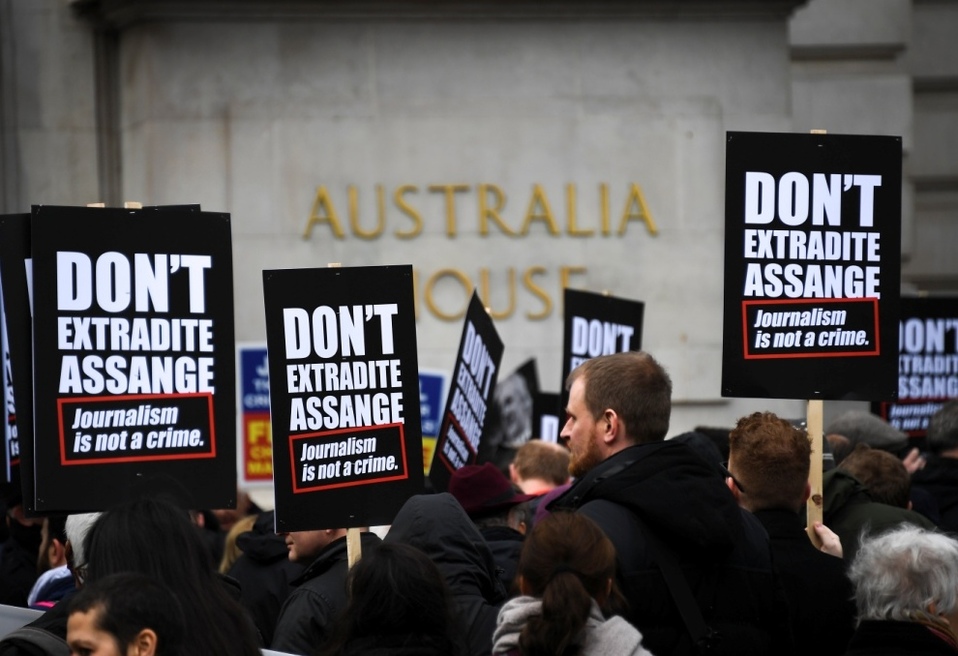 Cientos de personas protestaron en Londres contra extradicIón de Assange. | AP