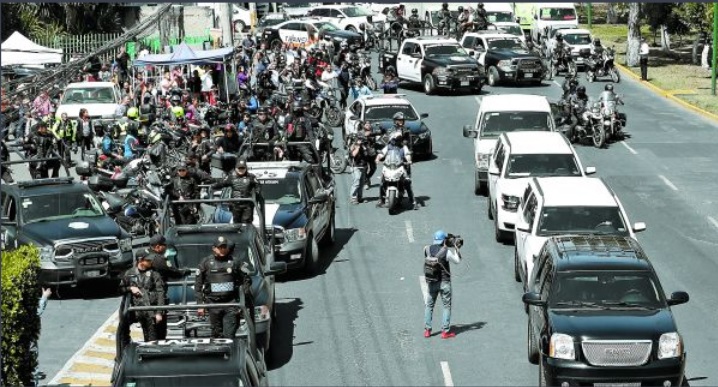El convoy estuvo conformado por 10 camionetas. (Mario Guzmán/ EFE)