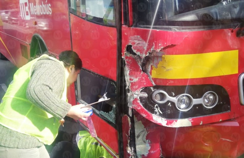 El Metrobús chocó contra una camioneta en Insurgentes y Reforma. | Jorge Becerril