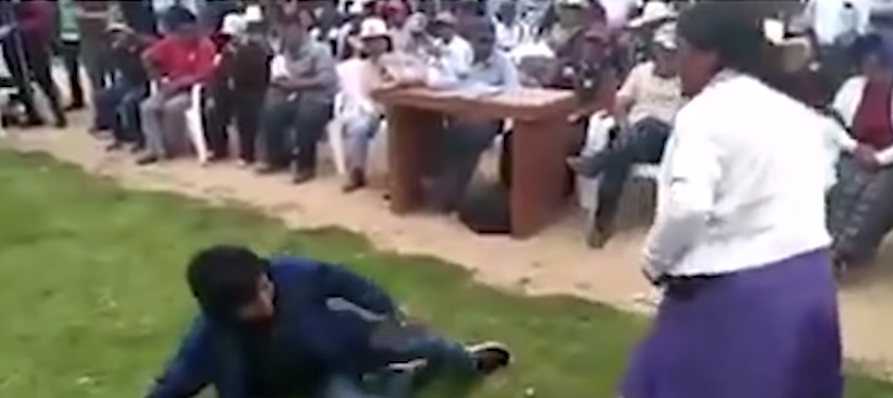 La mujer dio latigazos al joven frente al pueblo. (Captura)