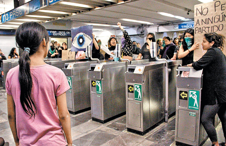 Ayer protestaron activistas en el Centro Histórico y en estaciones del Metro. (Cuartoscuro)
