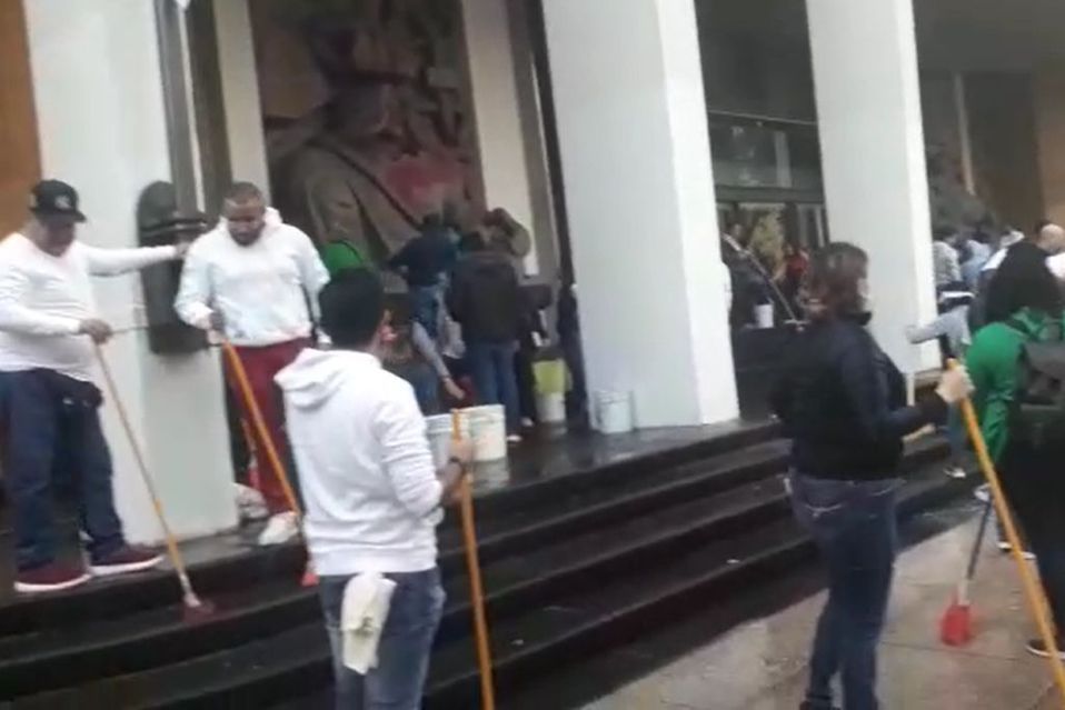 Trabajadores limpian pintas en oficinas del IMSS en Reforma. | Graciela Olvera