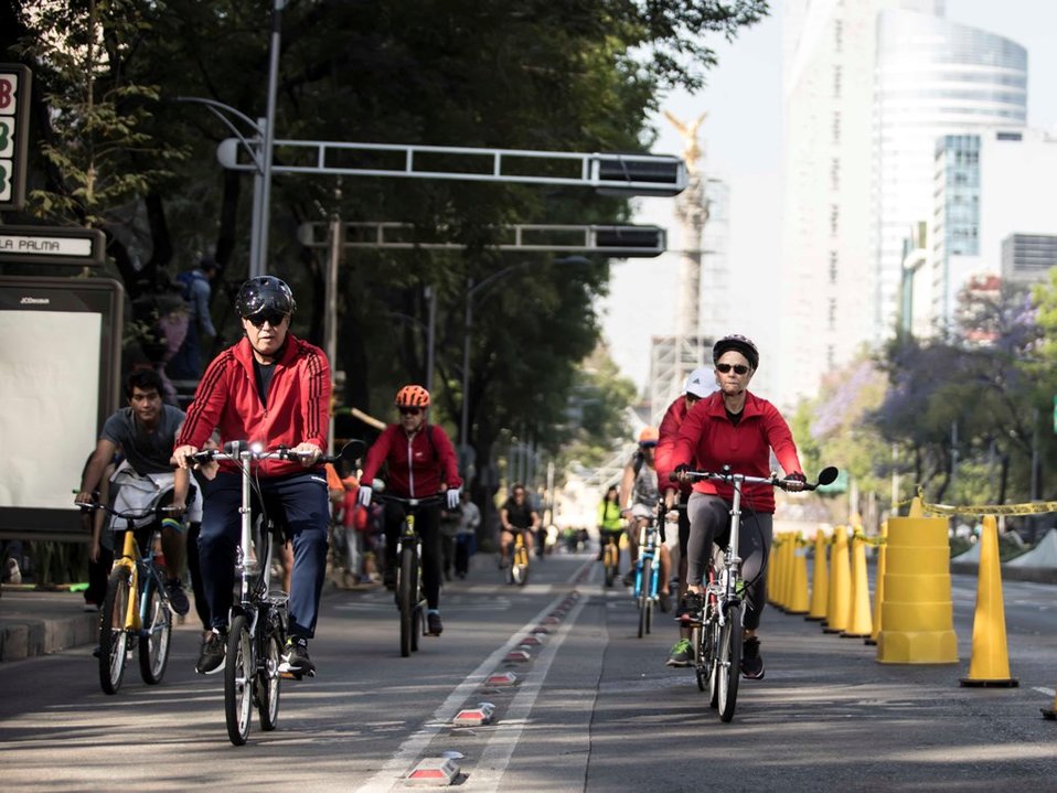 Ciclistas en Paseo de la Reforma (Eloy Castillo)