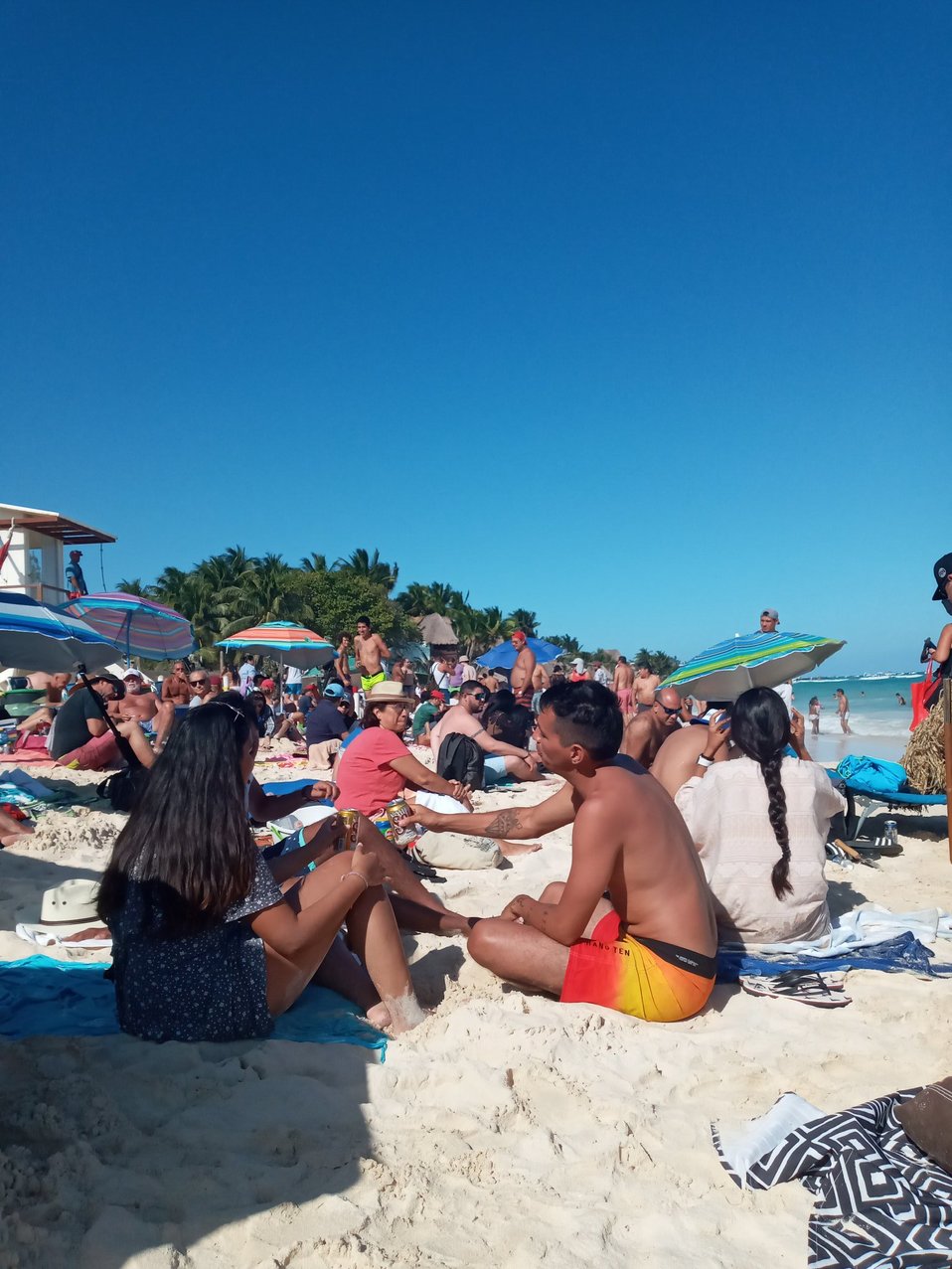 Las personas abarrotaron la playa para protestar.