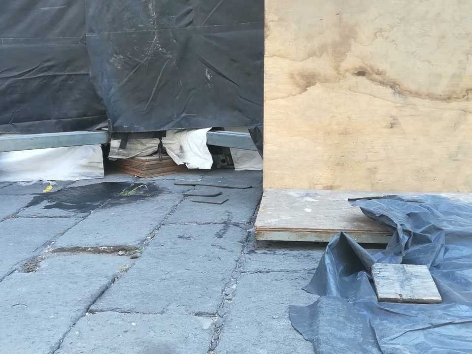 Plásticos obscuros fueron colocados en los trabajos de desinstalación de la Capilla Sixtina en la catedral. (Angélica Tenahua)