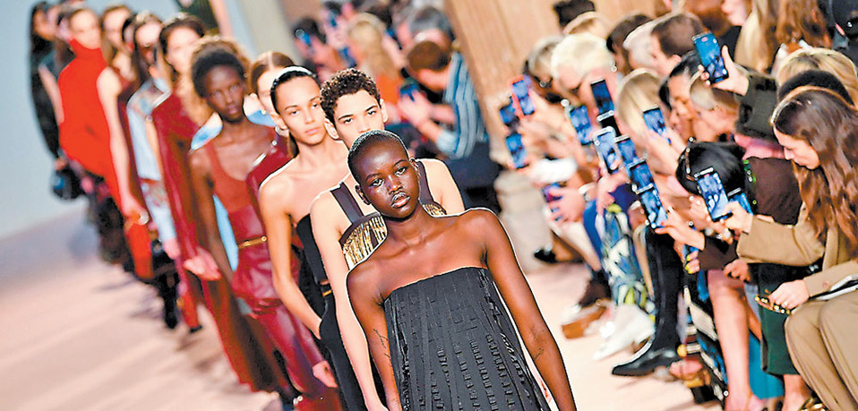 Presenta moda basada en detalles botánicos. (AFP)