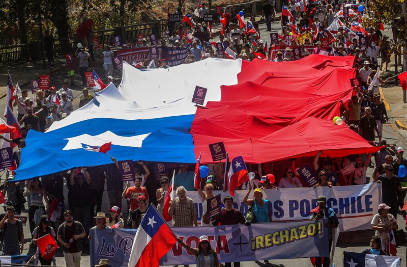 El sábado, unas 2 mil personas para solicitar el rechazo a una nueva Constitución. (AP)
