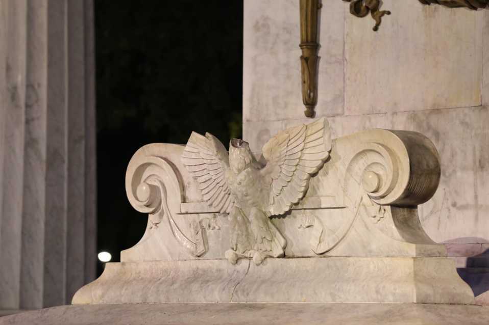 El sujeto dañó la cabeza y parte de las alas del águila del Hemiciclo a Juárez. (Jorge González)