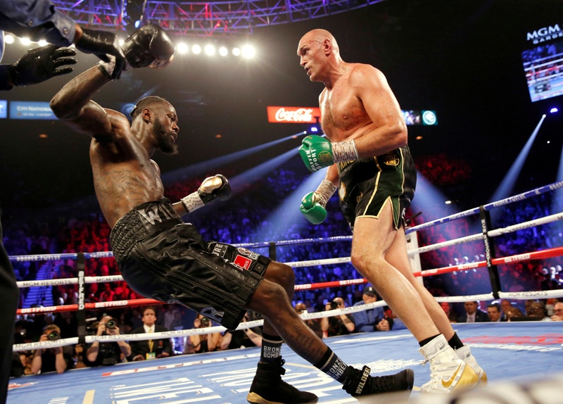 Tyson Fury se burla de Deontay Wilder (Reuters)