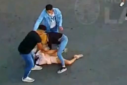 La agresora se acercó a la chica inconsciente, le dio varias patadas en la cabeza y le robó el celular.