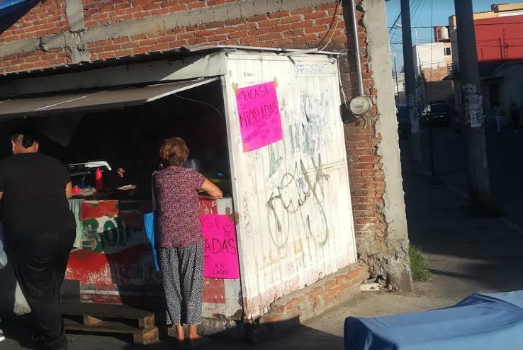 Ambulantes colocaron puestos improvisados de bebidas, como micheladas y rusas para los visitantes a Xonaca. (Angélica Tenahua)