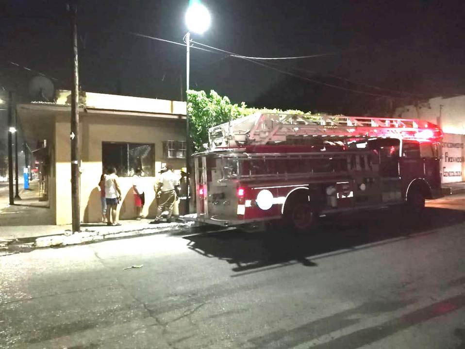 Bomberos acudieron a sofocar el fuego.