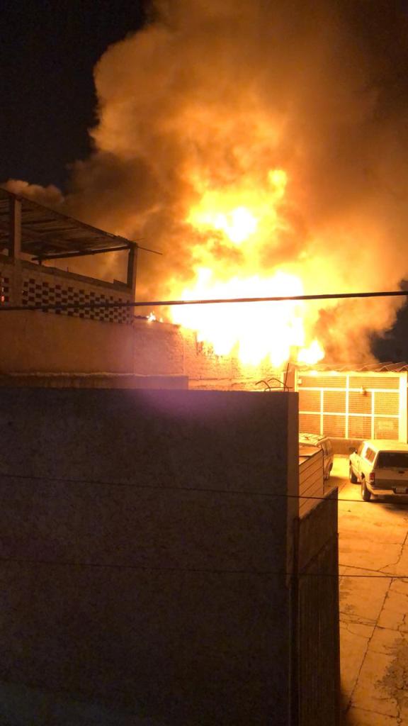 Incendio de fábrica en Santa Marta Acatitla de la alcaldía Iztapalapa. (Especial)