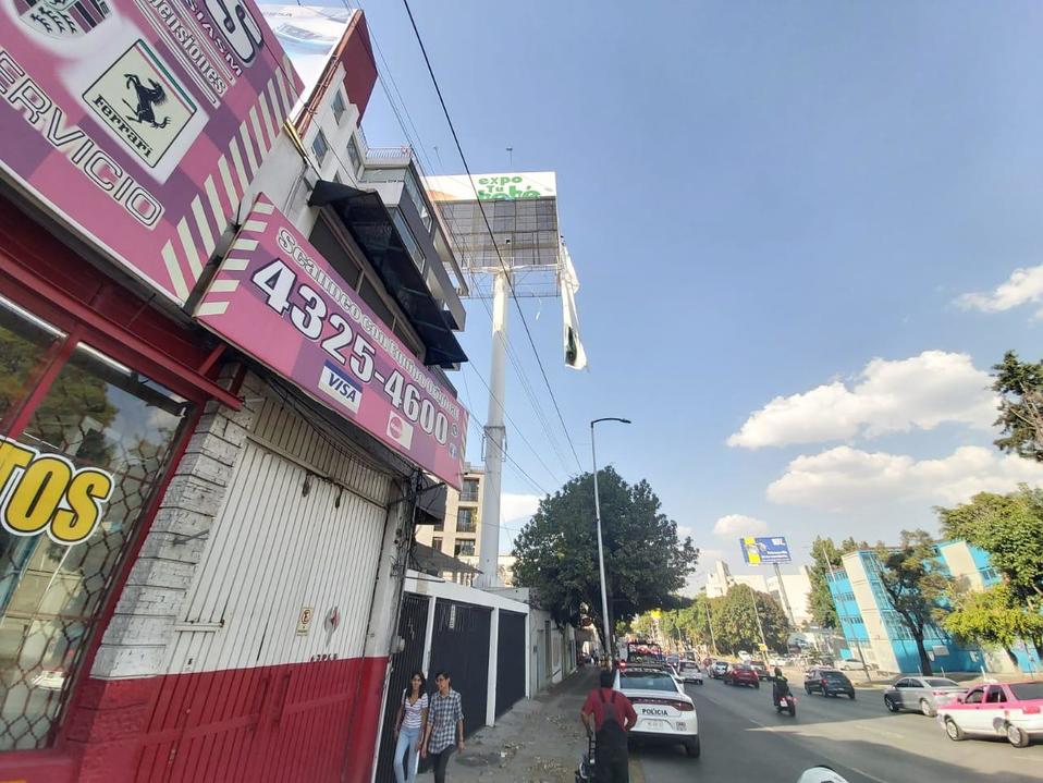 La lona se desprendió por los fuertes vientos. (Jorge Becerril)