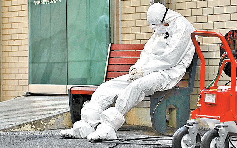 Un médico descansa en hospital surcoreano de Daegu. (AP)
