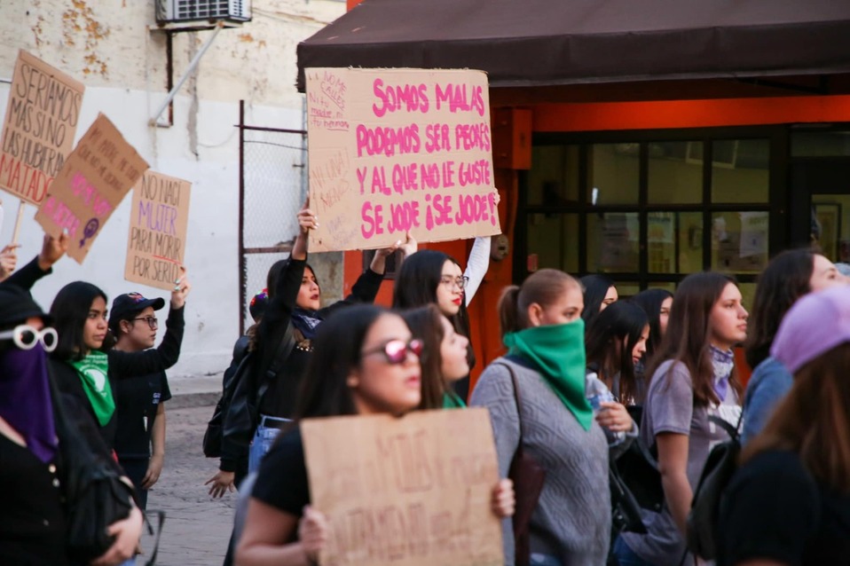Mujeres de todas las edades portando carteles, paños y distintivos morados y verdes./ Beatriz Abril Landell