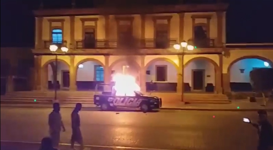 Pobladores incendiaron una patrulla en la presidencia municipal. (Cortesía)