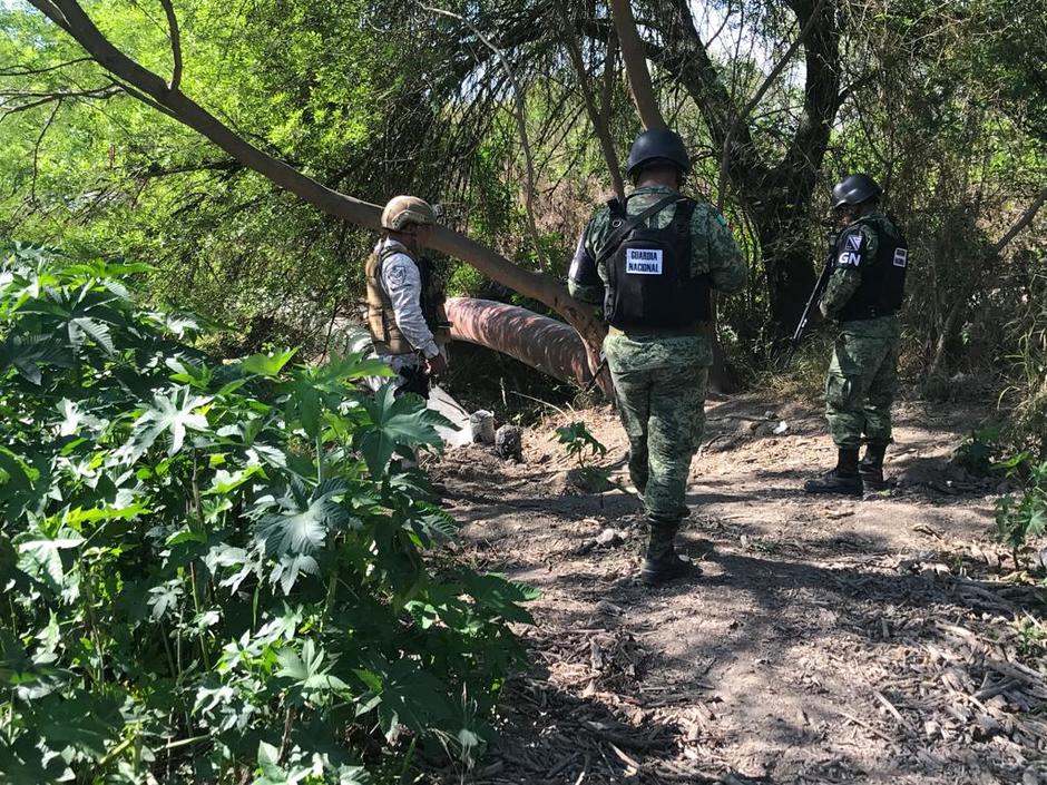 El poliducto se encontró paralelo a la carretera Cadereyta - Doctor González, a la altura del kilómetro 11 + 132.