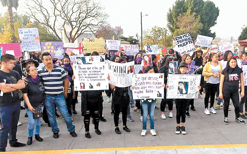 Una protesta contra feminicidios recorrió el pueblo de San Francisco, en Coacalco. (Alejandra Gudiño)