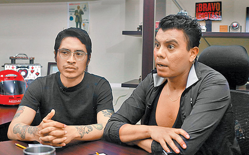 Activistas de visita en ‘El asalto a la razón’.  (Ariana Pérez)