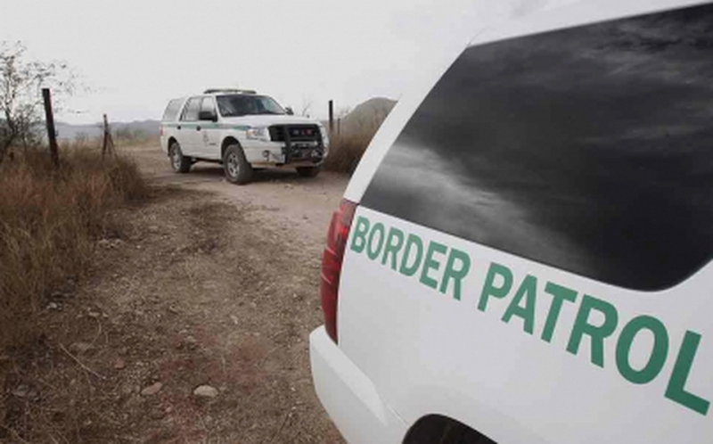 El agente, que disparó desde territorio estadunidense, argumentó que los jóvenes intentaron cruzar ilegalmente la frontera. (Archivo)
