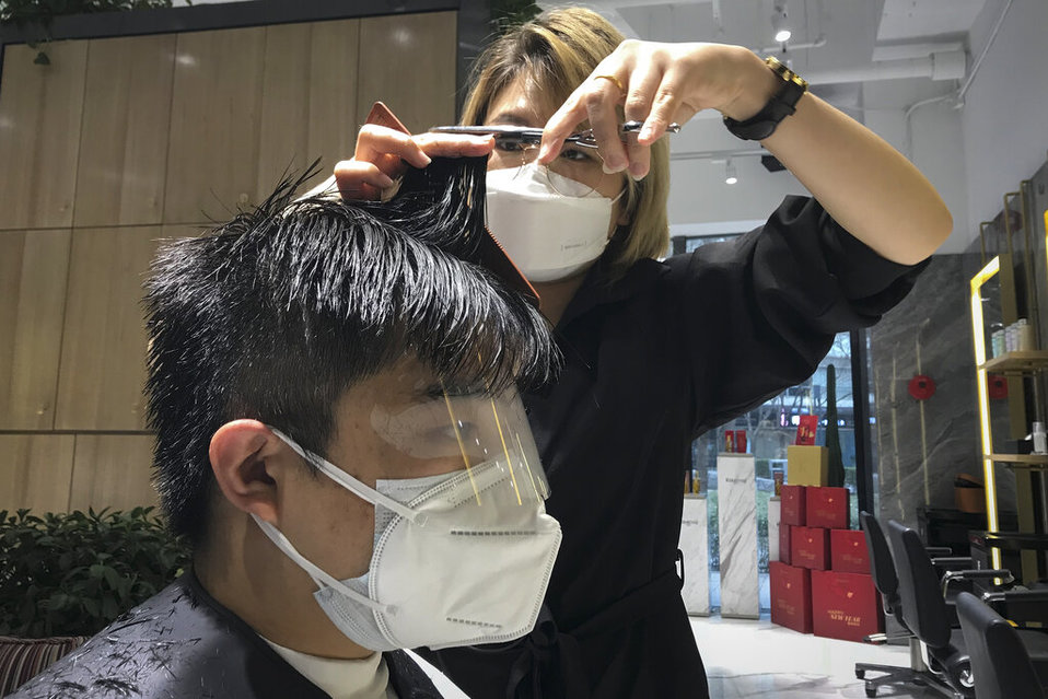 Coronavirus. Cortarse el cabello en China se ha convertido en todo un desafío (AP).