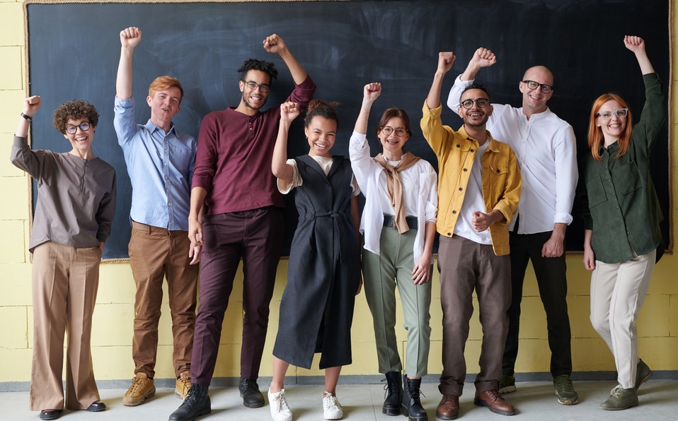 Coursera ofrece el curso en línea "Voces de cambio social" para los jóvenes que desean hacer un cambio en su comunidad. (Cortesía Pexels)