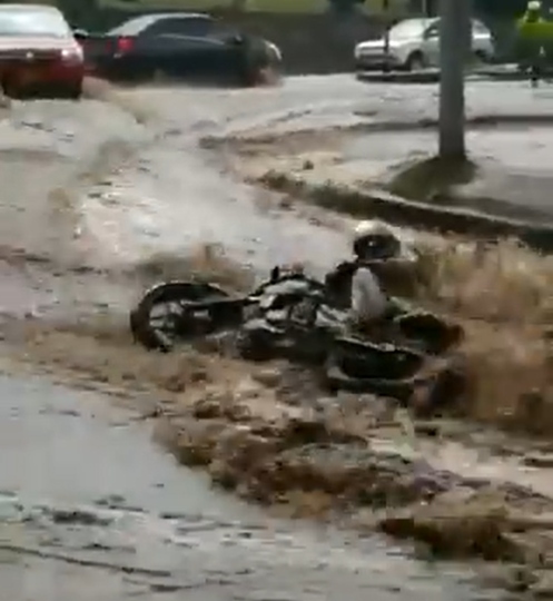 El hombre fue arrastrado por la luvia en Bogotá. (Captura)