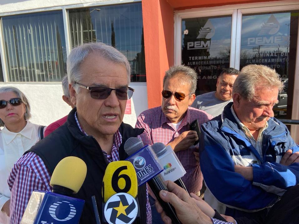 Era un grupo de aproximadamente 20 personas que piden que cambie de hospital para que reciban atención médica. (Gilberto Lastra)