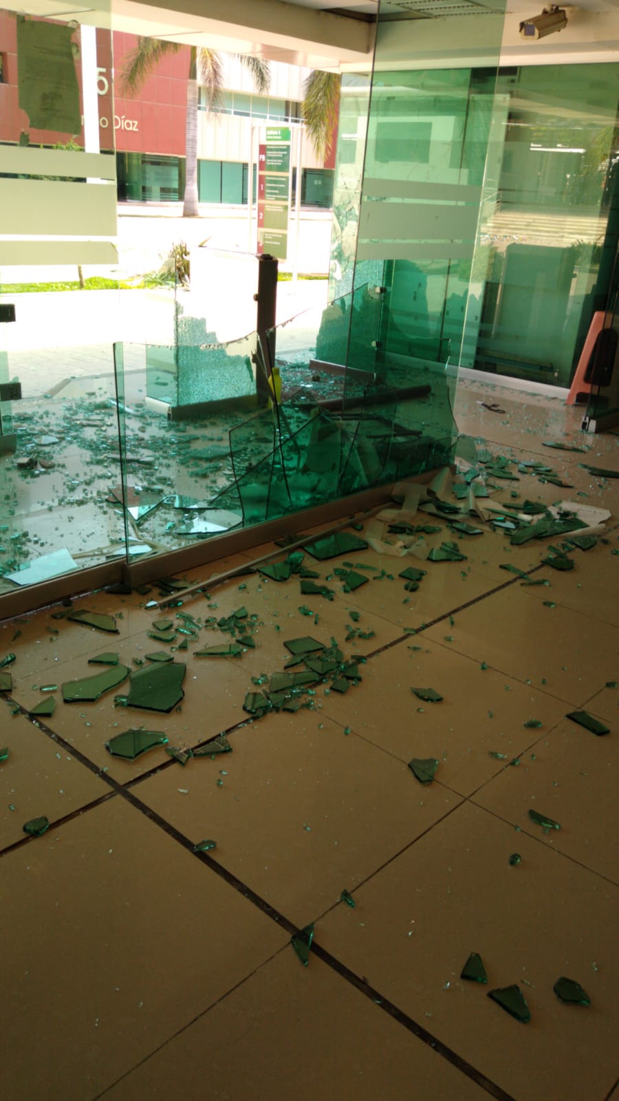 Los habitantes realizaron destrozos en el complejo de gobierno.