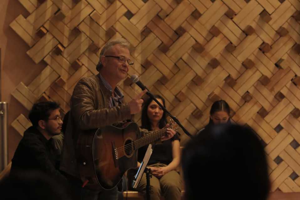 El papá de Ximena Quijano tomó la guitarra para cantar 'A mis amigos'. (Melanie Torres)