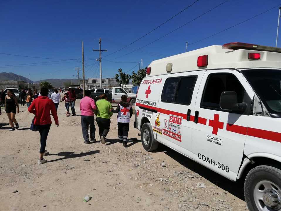 Paramédicos de la Cruz Roja atendieron a personas intoxicadas. (Especial)