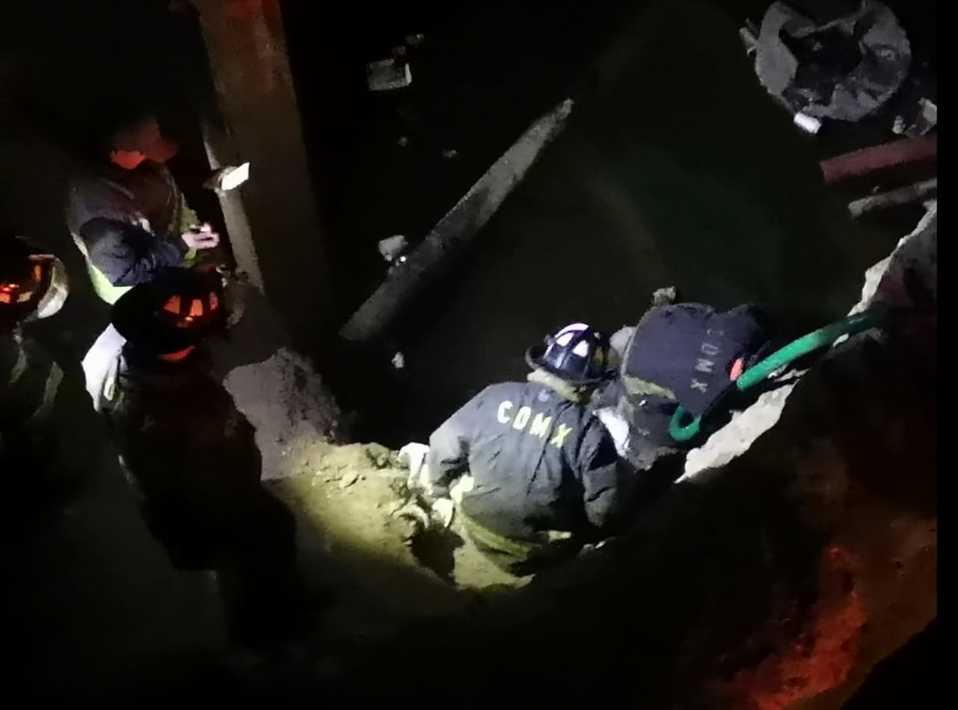 Personal de Protección Civil y bomberos llegaron para cerrar el ducto./ Alejandro González