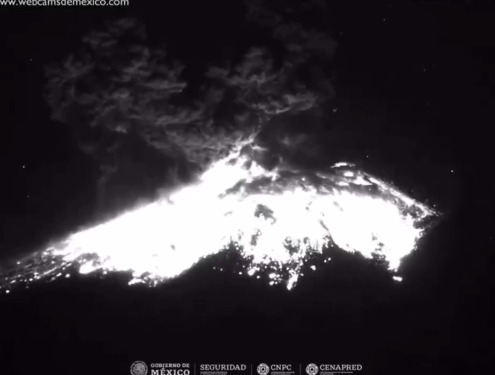 Popo lanza fragmentos incandescentes en la madrugada. (SkyAlert)