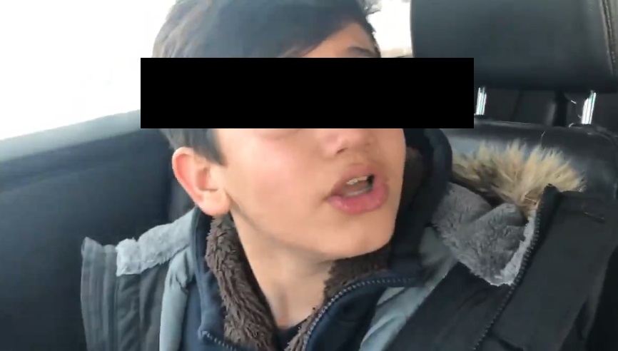 La reacción de un niño tras ver a sus padres teniendo relaciones sexuales. (Captura)