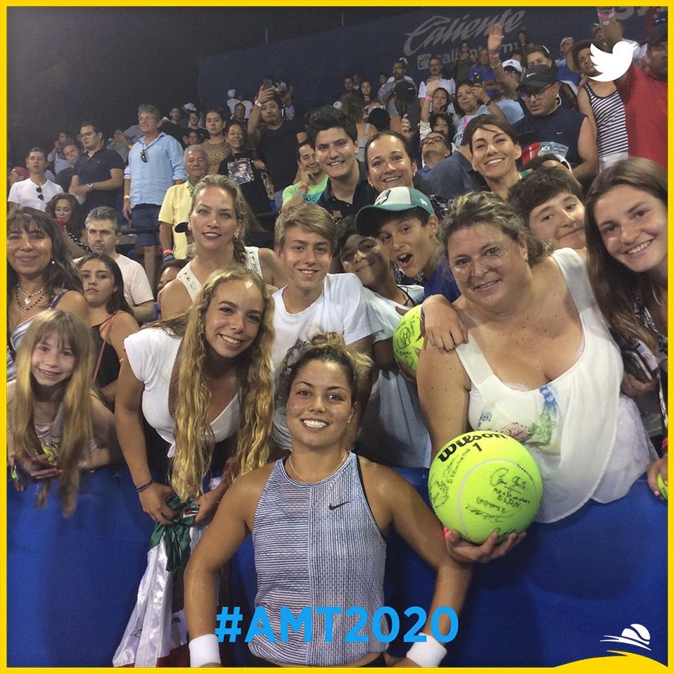 Renata Zarazua con la afición en el Abierto Mexicano de Tenis (Twitter @AbiertoMexicano)