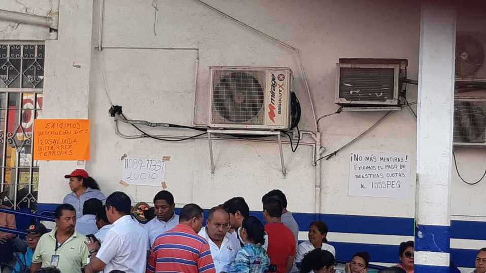 Los trabajadores se manifestaron fuera de las instalaciones de la Capama. (Javier Trujillo)