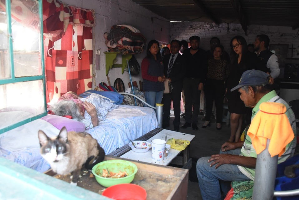 Visita de seguimiento a caso de adultos mayores en situación vulnerable. (Cortesía)