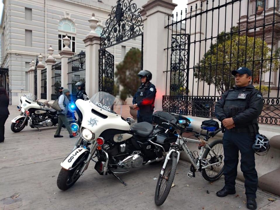 Afuera de la Catedral  se encontraban elementos  de la Policía de Monterrey. (Foto: Elizabeth cruz)