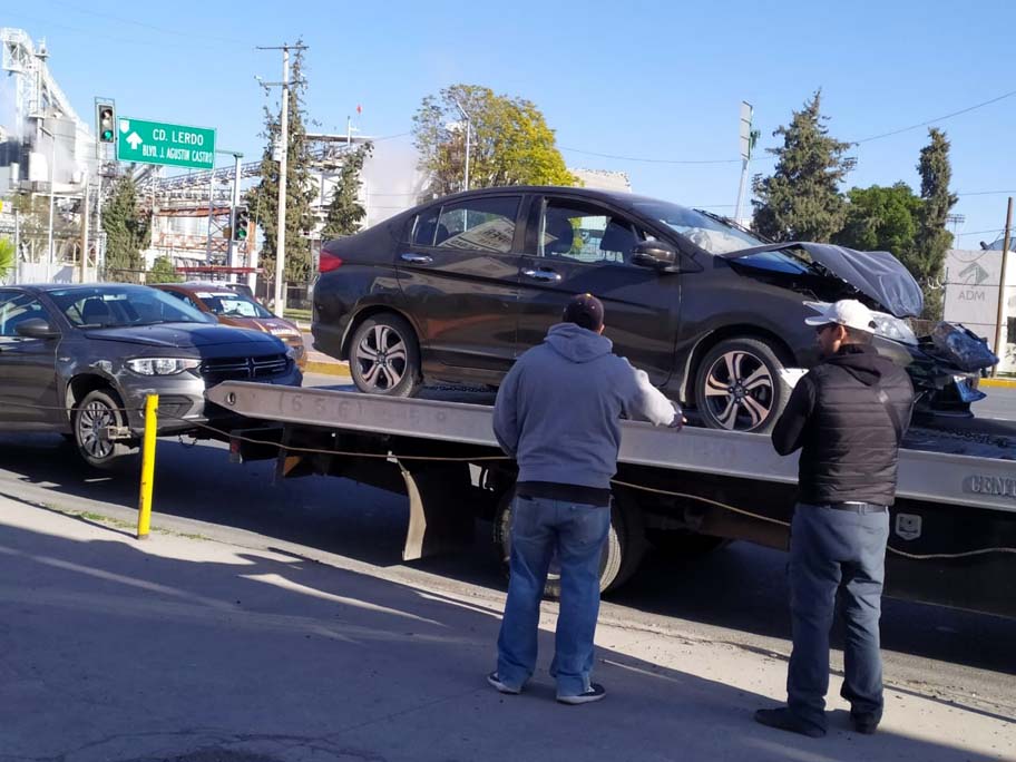 Siete autos involucrados en choques en el desnivel 11:40 de Gómez Palacio. (Especial)