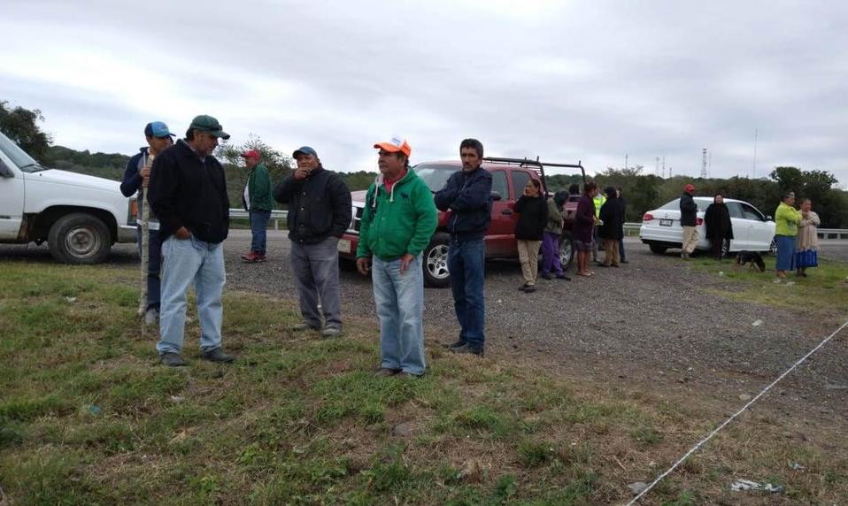 Campesinos bloquean acceso al terreno. (Cortesía)