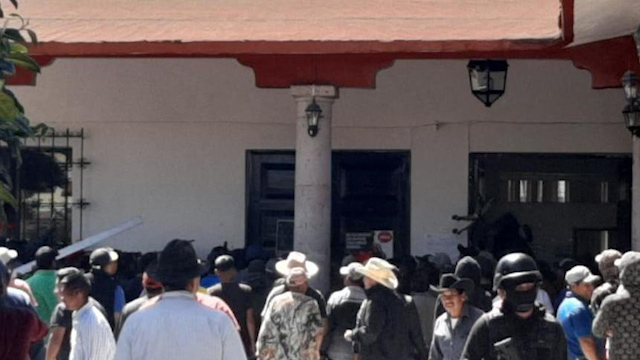 Comuneros vandalizan presidencia municipal de Paracho, Michoacán