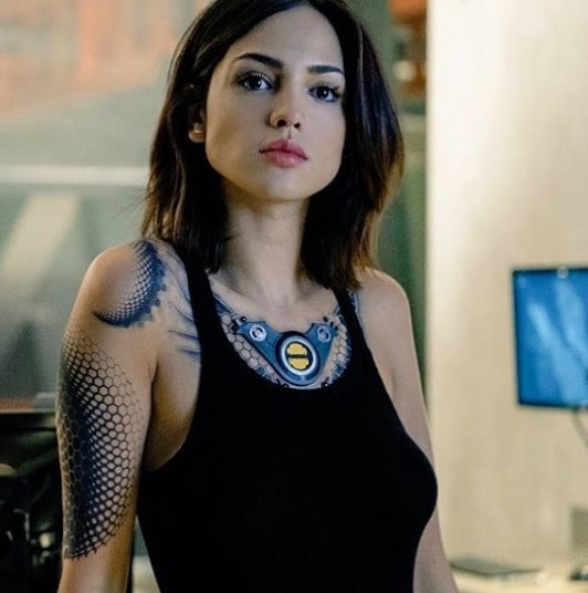 Eiza González posa en una tina mientras se baña en champagne. (Instagram)