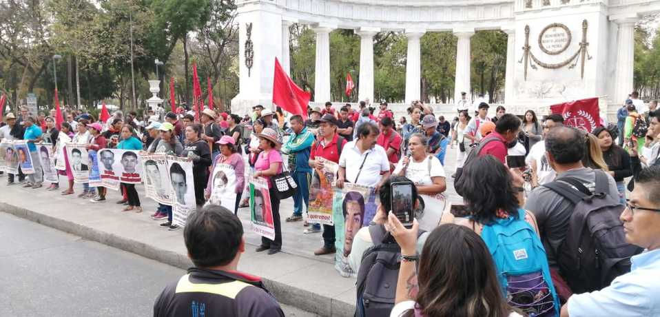 Familiares  y organizaciones sociales realizaron un mitin en el Hemiciclo a Juárez. (Jorge Becerril)