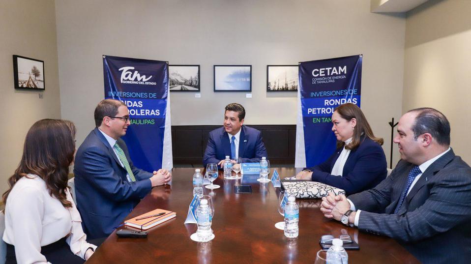 Francisco García Cabeza de Vaca, gobernador de Tamaulipas y directivos de Repsol (Foto/Vía Twitter)