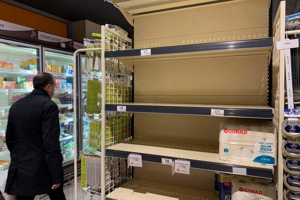 En italia las compras de pánico por el coronavirus han dejado los estantes de los supermercados vacíos. (AFP)