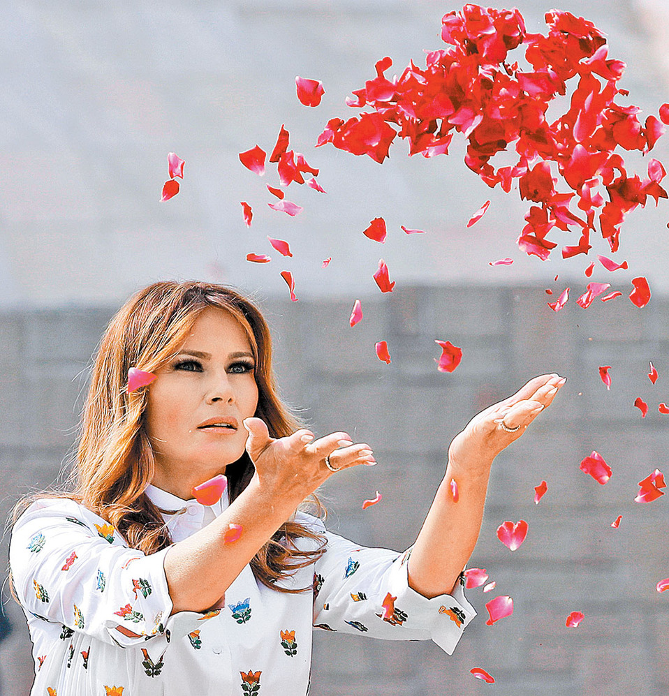 Melania lanzó pétalos en honor a Gandhi. (Reuters)